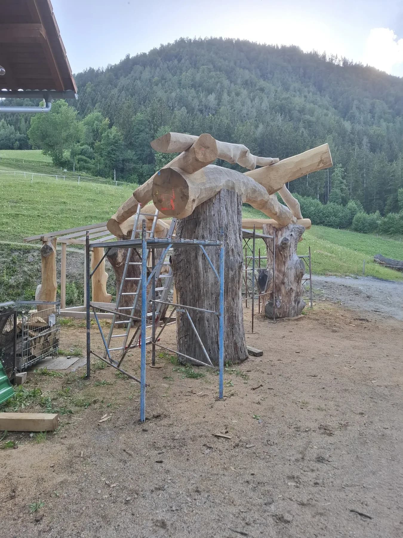 Masivna lesena konstrukcija portala med izdelavo